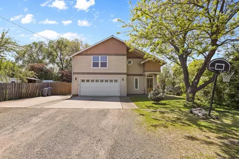 107 N 1st St, Talent, OR 97540