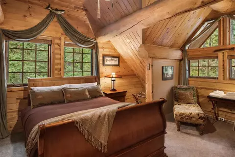 Bedroom - 58200 E Marmot Rd, Sandy, OR 97055 photo 1 of 3