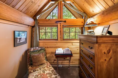 Bedroom - 58200 E Marmot Rd, Sandy, OR 97055 photo 1 of 2