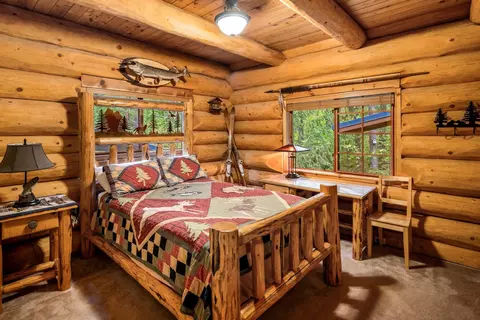 Bedroom - 58200 E Marmot Rd, Sandy, OR 97055 photo 2 of 2