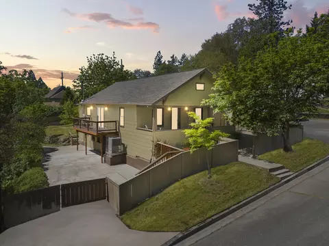 915 NW D St, Grants Pass, OR 97526