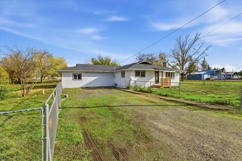 5156 Peace Ln, Central Point, OR 97502