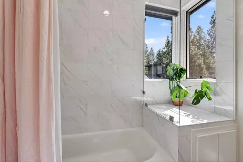 Bath - 61422 Meeks Trl, Bend, OR 97702 photo 6 of 7