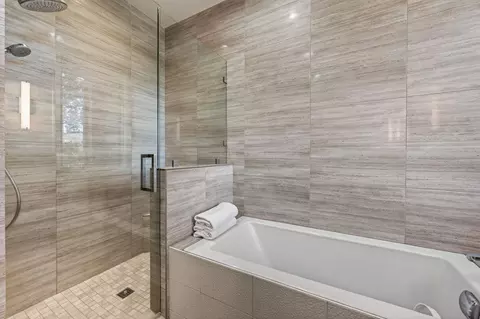 Bath - 61422 Meeks Trl, Bend, OR 97702 photo 3 of 7