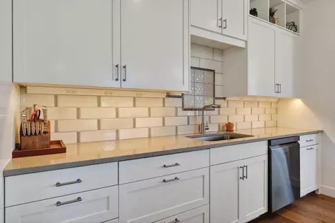 Kitchen - 61422 Meeks Trl, Bend, OR 97702 photo 3 of 4