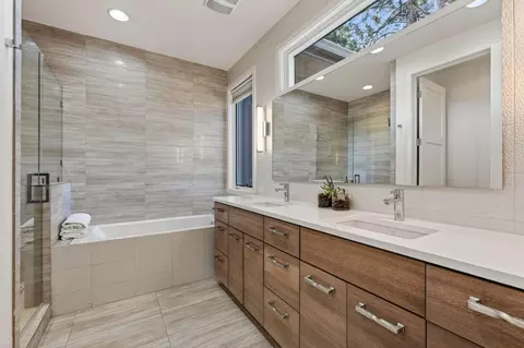 Bath - 61422 Meeks Trl, Bend, OR 97702 photo 1 of 7