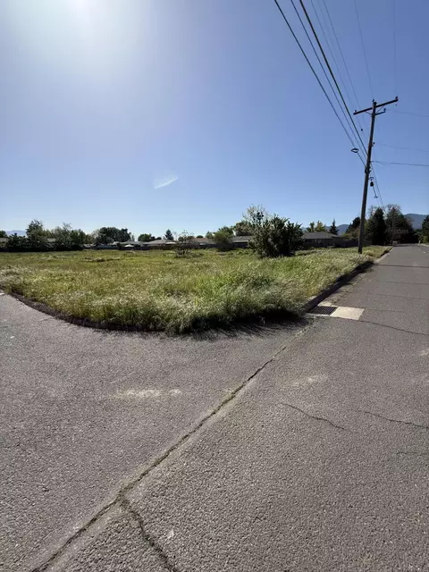 1479 Orchard Home Dr, Medford, OR 97501