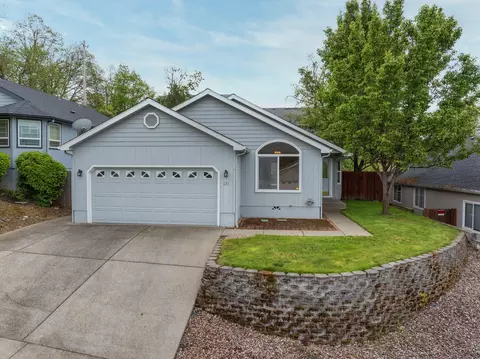 231 SE Independence Dr, Grants Pass, OR 97527
