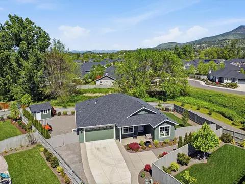 3847 Arena Dr, Medford, OR 97504