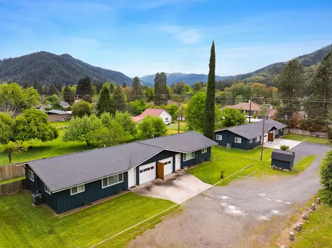 824 Pine St #1-4, Rogue River, OR 97537