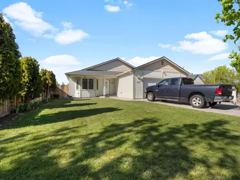 5637 Mickshelly Cir, Klamath Falls, OR 97603