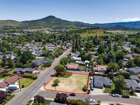 2178 Spring St, Medford, OR 97504