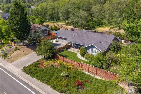 1180 NW F St, Grants Pass, OR 97526