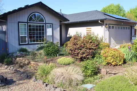 3011 Edgewood Dr, Medford, OR 97504