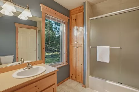 Bath - 66488 Sisemore Rd, Bend, OR 97703 photo 10 of 10