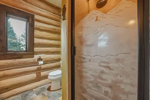 Bath - 66488 Sisemore Rd, Bend, OR 97703 photo 4 of 10