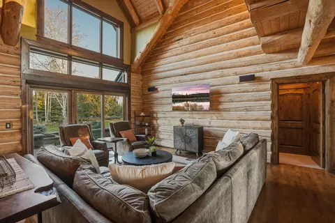 Living - 66488 Sisemore Rd, Bend, OR 97703 photo 4 of 6
