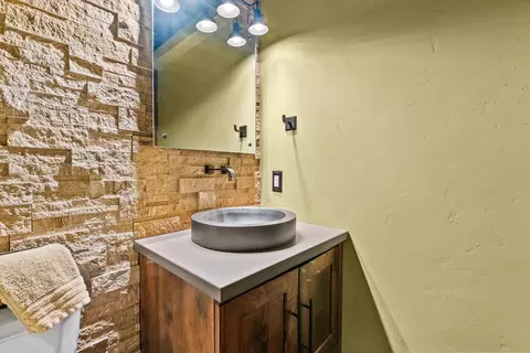 Bath - 66488 Sisemore Rd, Bend, OR 97703 photo 1 of 10