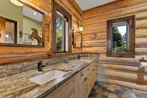 Bath - 66488 Sisemore Rd, Bend, OR 97703 photo 2 of 10