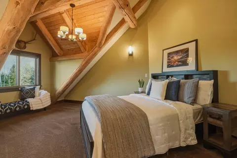 Bedroom - 66488 Sisemore Rd, Bend, OR 97703 photo 5 of 12