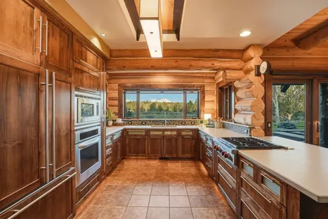 Kitchen - 66488 Sisemore Rd, Bend, OR 97703 photo 4 of 8