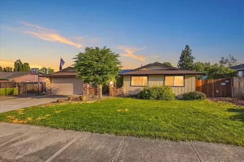 2573 Eaton Dr, Medford, OR 97504