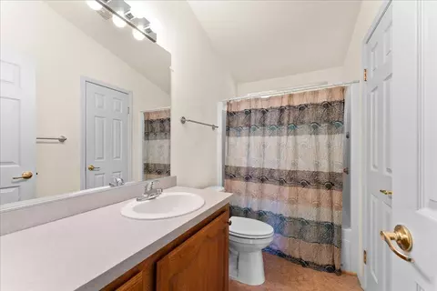 Bath - 206 Eagle View Dr, Eagle Point, OR 97524 photo 1 of 4