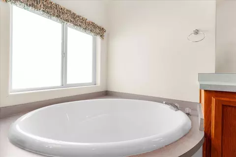 Bath - 206 Eagle View Dr, Eagle Point, OR 97524 photo 3 of 4