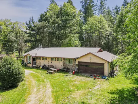 565 N Old Stage Rd, Cave Junction, OR 97523