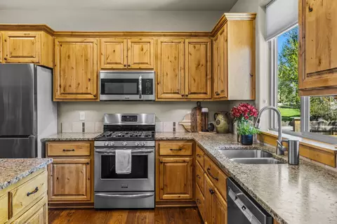 Kitchen - 20177 NW Roper Ln, Bend, OR 97703 photo 2 of 5