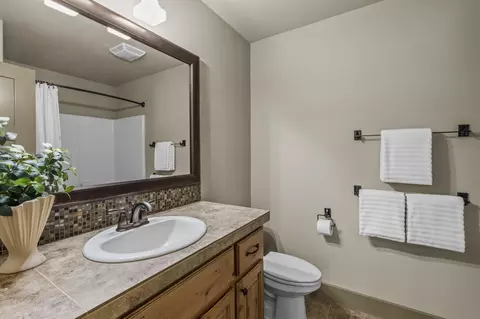 Bath - 20177 NW Roper Ln, Bend, OR 97703 photo 2 of 4