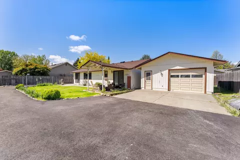 2900 Lois Ln, Grants Pass, OR 97527