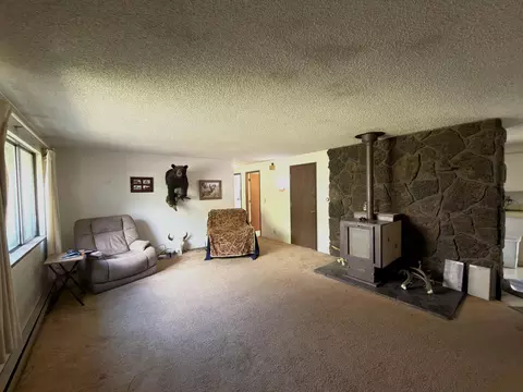 Living - 62928 Florence Dr, Bend, OR 97701 photo 2 of 6