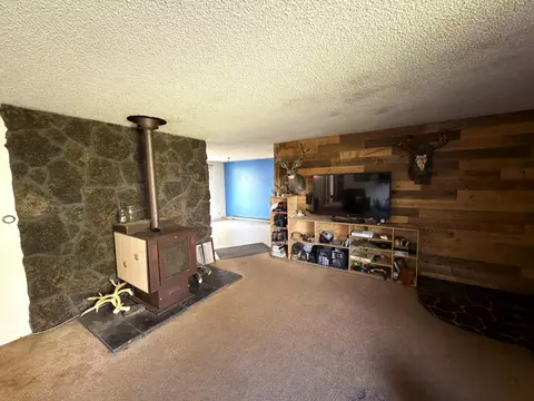 Living - 62928 Florence Dr, Bend, OR 97701 photo 4 of 6
