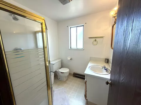 Bath - 62928 Florence Dr, Bend, OR 97701 photo 3 of 3