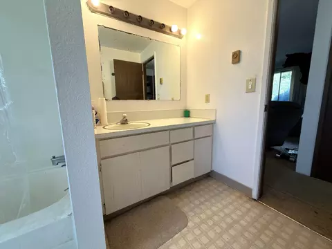 Bath - 62928 Florence Dr, Bend, OR 97701 photo 2 of 3