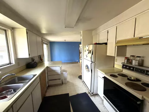 Kitchen - 62928 Florence Dr, Bend, OR 97701 photo 4 of 5