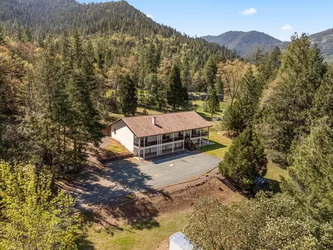 2295 W Evans Creek Rd, Rogue River, OR 97537