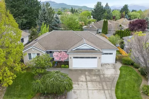 747 Eastridge Dr, Medford, OR 97504