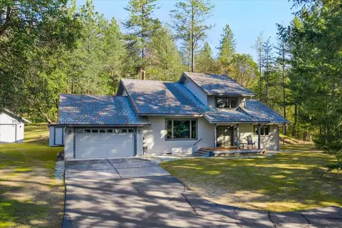 2267 Old Military Rd, Central Point, OR 97502