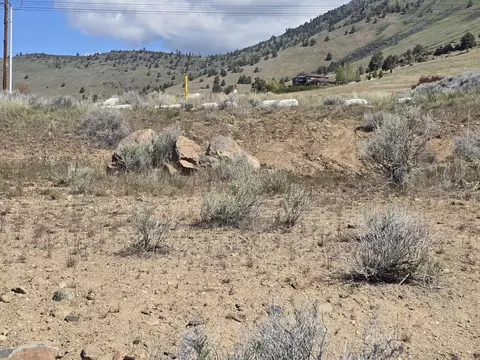 6001 Dove Hollow Dr, Klamath Falls, OR 97603