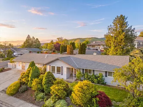 2390 Fairfield Dr, Medford, OR 97504