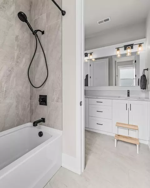 Bath - 2238 NW Brickyard St, Bend, OR 97703 photo 7 of 9