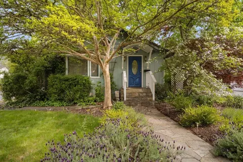 847 NW 5th St, Grants Pass, OR 97526