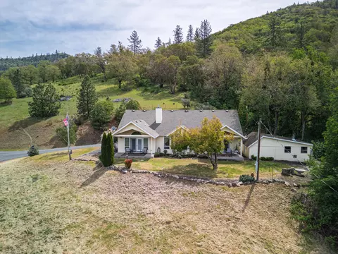 304 Wards Creek Rd, Rogue River, OR 97537