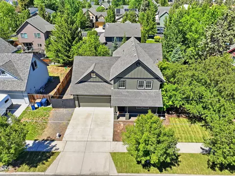 1494 NE Rumgay Ln, Bend, OR 97701