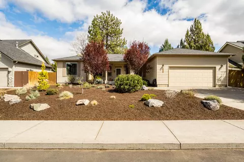 800 SE Shadowood Dr, Bend, OR 97702