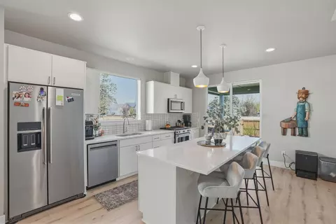 Kitchen - 20546 Aberdeen Ct, Bend, OR 97702 photo 1 of 2