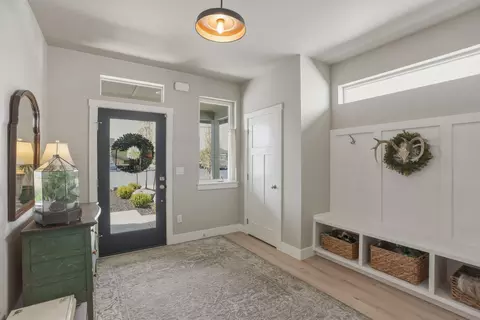 Entry Way - 20546 Aberdeen Ct, Bend, OR 97702 photo 1 of 3
