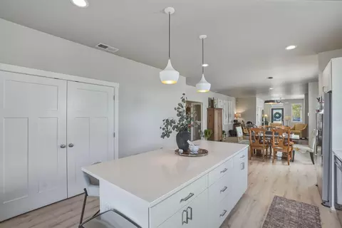 Entry Way - 20546 Aberdeen Ct, Bend, OR 97702 photo 2 of 3